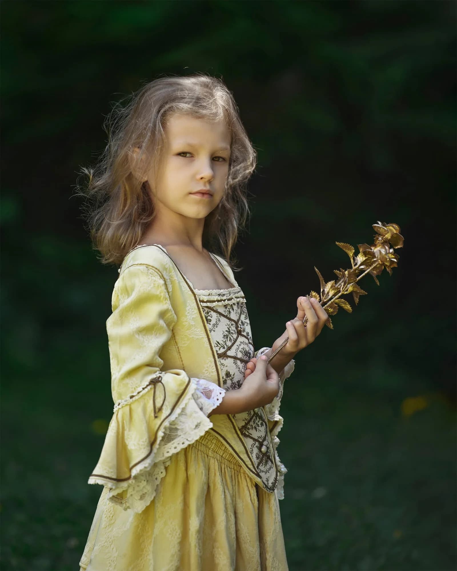 Mädchen im goldbestickten Rokoko-Kleid hält goldene Zweigranke, dunkler Waldhintergrund, aufwendiges Fantasy-Kinderporträt